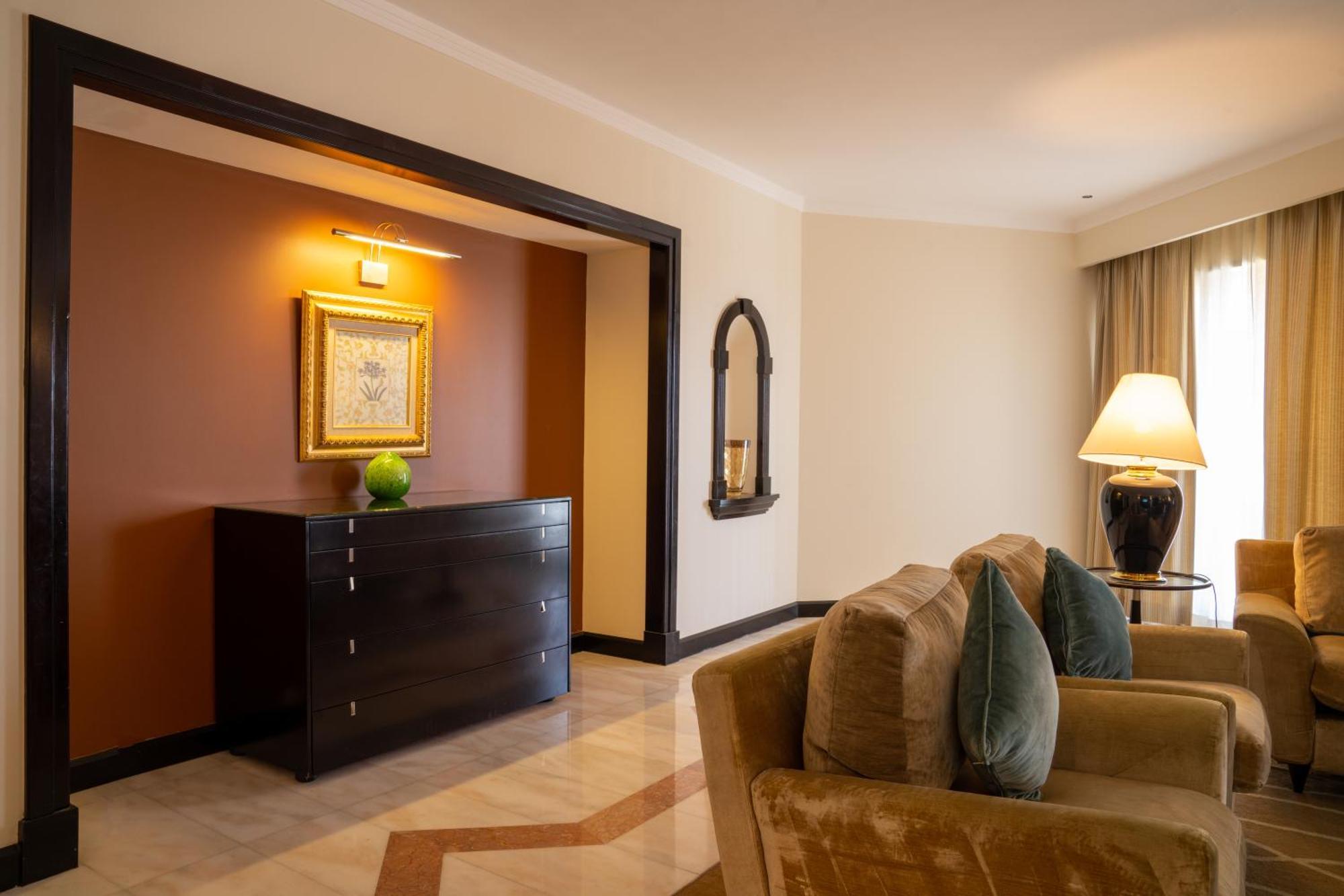 Amiri Suite Private Jacuzzi on F&B on Spa